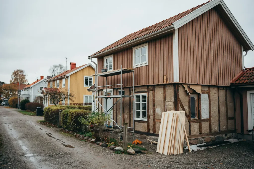 byta panel p huset tecken p r tskador r tt virke m lning och kostnad