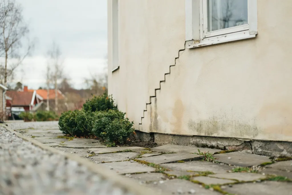 s ttningsskador i villa tidiga tecken vanliga orsaker och r tt tg rder innan problemen v xer